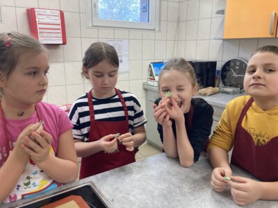 Osterbäckerei in der Elbtalgrundschule  Kulinarische Osterreise