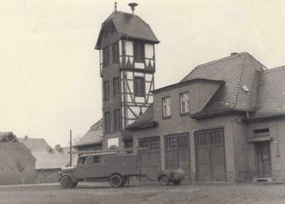 Das Feuerwehrgerätehaus mit Schlauchturm vor 1960.