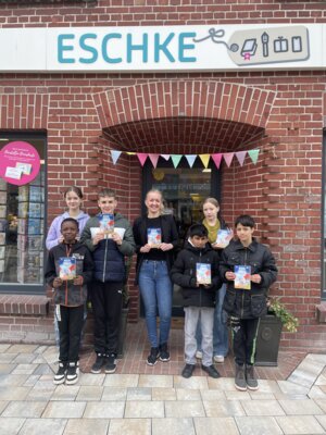 „Mission- Roboter“ – Buchhandlung Eschke schenkt Marienschülern eine Geschichte
