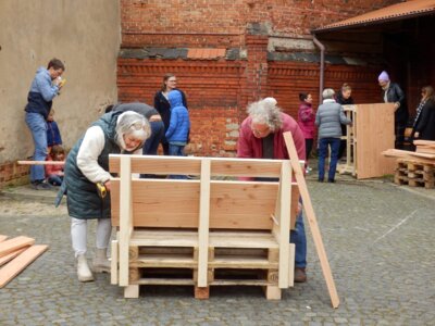 Vorschaubild zur Meldung: Jung und Alt begeistert beim Bau von Stadtmöbeln dabei