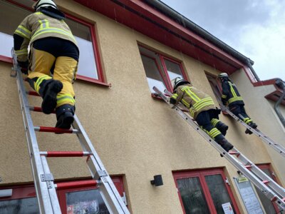 Foto zur Meldung: Ausbildung Rettung / Brandbekämpfung über tragbare Leitern