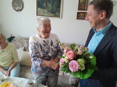 Vorschaubild zur Meldung: Bürgermeister Axel Schmidt gratuliert Hildegard Nüsse zum 90. Geburtstag