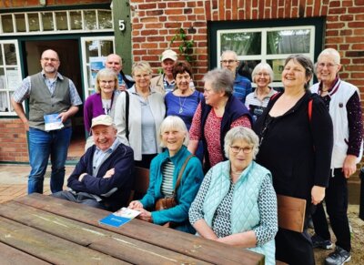 Vergnügte Klönschnackerinnen und -schnacker nach Museumsbesuch