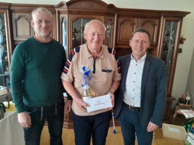 Foto zur Meldung: Bürgermeister Axel Schmidt gratuliert Dachdeckermeister Ulrich Thiede zum 75. Geburtstag