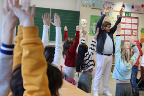 Orthopäde des Brüderkrankenhauses bringt Grundschüler auf Trab (Bild vergr&ouml;&szlig;ern)