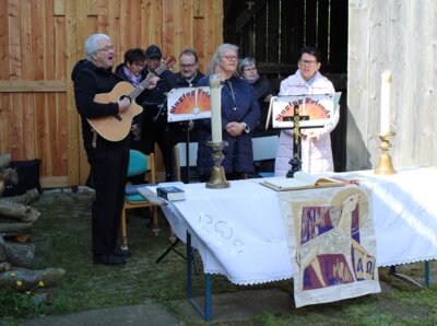 Erstmals begleiteten die "Singing Friends" des TuS Erkersreuth den Gottesdienst zu Christi Himmelfahrt. Foto: Gisela König (Bild vergrößern)