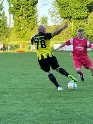 Derbysieg im Nachholspiel (Bild vergrößern)
