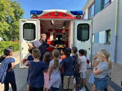 Besuch der Malteser mit dem Rettungswagen an der Grundschule Hohnsen: Ein aufregendes Erlebnis für die Erste Hilfe AG