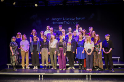 Thüringens Kulturminister und Chef der Staatskanzlei, Prof. Dr. Benjamin-Immanuel Hoff, Christoph Degen, Hessischer Staatssekretär für Wissenschaft und Forschung, Kunst und Kultur und alle Gewinnerinnen und Gewinnern des Jungen Literaturforums Hessen-Thüringen 2024 | Foto: Elisabeth Langer (Bild vergrößern)
