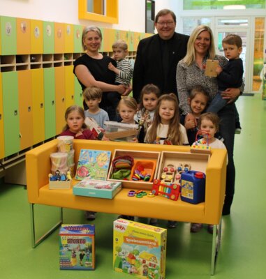 Große Freude im Kindergarten Erkersreuth: Kita-Leiterin Barbra Hardt und Pfarrer Dr. Jürgen Henkel freuten sich über die Spende der Firma Dressel GmbH und dankten Susanne Dressel (rechts). Foto: Pfarramt Erkersreuth (Bild vergrößern)