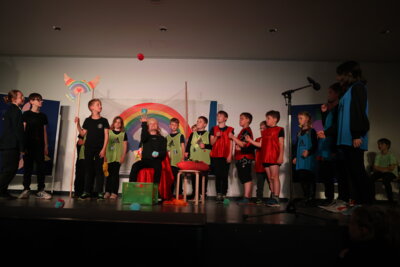 Meldung: Mai 2024 - Aufführungen unseres Musicals „Kunterbunt“ ein voller Erfolg!