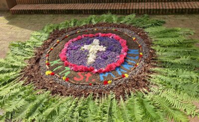 30.05.2024 Kindergartenkinder helfen mit bei Gestaltung der Fronleichnamsprozession
