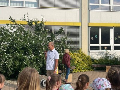 Eröffnung des Schulfestes durch den Schulleiter (Bild vergrößern)