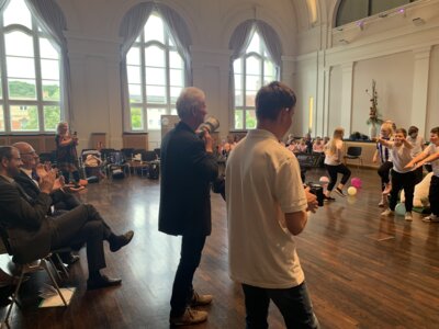 Meldung: Darbietung vor Ministerpräsidenten ein voller Erfolg!