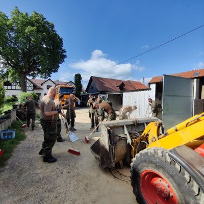 Unterstützung bei der Beseitigung der Hochwasser-Schäden in Stedten | Fotos: F. Menge, S. Mnich (Bild vergrößern)