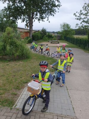 Kinder mit dem Rad auf dem Weg zum Kinderfest
