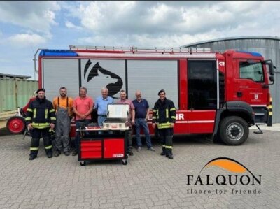 Foto zur Meldung: Spendenübergabe der Falquon GmbH an die Feuerwehr Falkenhagen