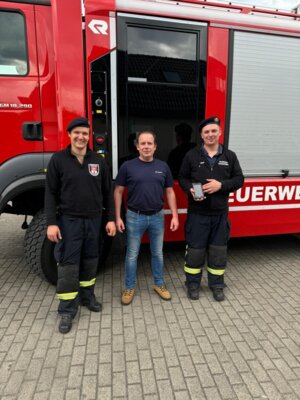 Spendenübergabe Hacker EURONICS an Feuerwehr Falkenhagen