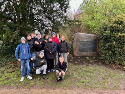Foto zur Meldung: Schülerinnen und Schüler pflegen Saldern-Gedenkstein