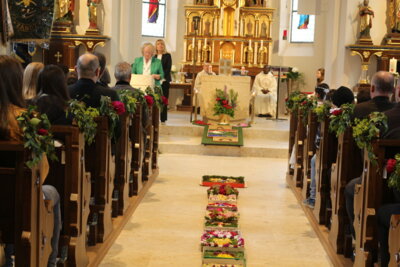 Meldung: Feierlicher Fronleichnamsgottesdienst in Zandt - Prozession fand in der Kirche statt - Blumenbilder von Kindern.
