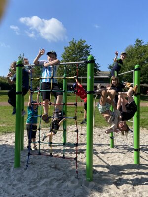 Kinder der Grundschule Kleinich freuen sich über das neue Klettergerüst (Bild vergrößern)