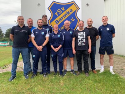 Das neue, größere Trainer- und Funktionsteam der Barmker Fußballerinnen: Torwarttrainer Suat Güler (von links), Axel Schulze (stellvertretender Vorsitzender TSV), Marc Jaschke (Trainerteam), Maximilian Schöndube (Physiotherapeut), Mandy Heidemann (Trainerteam), Klaus Weber (Betreuer), Andreas Schilken (TSV-Vorsitzender), Michael Böhm (Trainerteam) und Arne Poley (Fußballobmann). Es fehlt: Physiotherapeut Hans-Herbert Sowada. (Bild vergrößern)