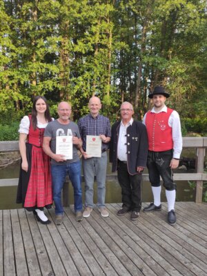v.l. Vorsitzende Kerstin Drexel, Ehrenmitglied Alfred Baumeister, Ehrenmitglied Eduard Holzeder, Ehrenvorsitzender Heribert Frank, Vorsitzender Florian Holzeder (nicht auf dem Bild: Ehrenmitglied Karl Harthauser)