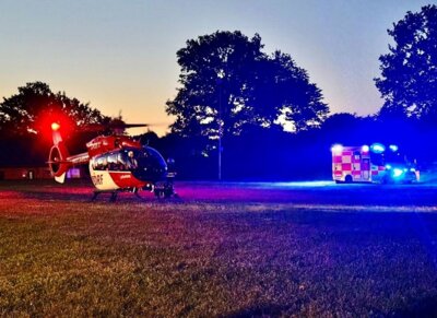 Foto zur Meldung: Bürgerin verunfallt, Feuerwehr sichert Hubschrauberlandung ab