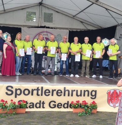 Foto zur Meldung: Urkunden bei Sportlerehrung der Stadt Gedern