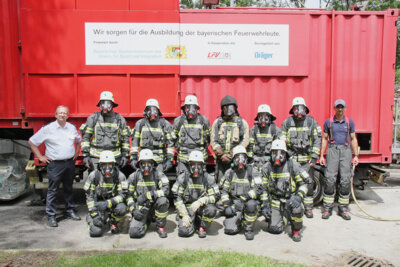 Foto zur Meldung: Rosenheimer Feuerwehren üben Brandeinsätze im Container