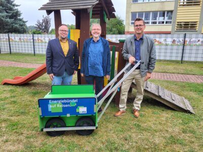 Foto zur Meldung: E.DIS spendet Krippenwagen an die Kita 