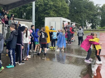 Sportfest trotz Regenwetter - Schüler zeigen vollen Einsatz (Bild vergrößern)