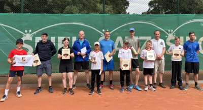 Foto zur Meldung: Knappe Sache! Emilian gewinnt mit seinem Papa das Familien-Turnier