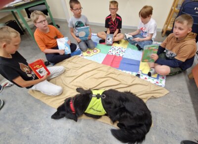 Lesehund FIBI an unserer Schule (Bild vergrößern)