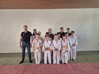 Die Prüflinge mit den Trainern Nico Frank, Chris Bartsch, Luca IGuancialino, Carolin Pfeffer und Prüfer Stephan Schlotz