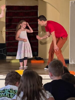 Theater EUKITEA an unserer Grundschule – „Ich bin gut so wie Ich bin, Du bist gut so wie Du bist!“