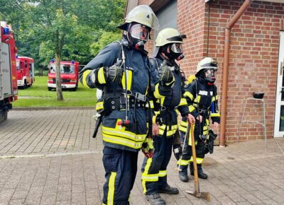 Foto zur Meldung: Gruppenraum wird zum Kriechtunnel – Feuerwehren trainierten in Schmalensee