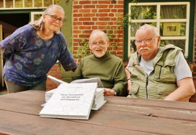 Norbert von der Stein (Mi.) hat Kleine Geschichten aus Bornhöved und Umgegend aufgeschrieben