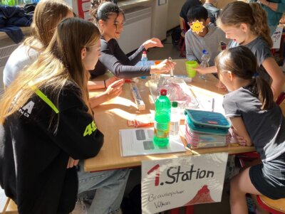 LDE-Projekt: WPU-Naturwissenschaftler Klasse 9 erarbeitet Miniphänomenta für Grundschüler (Bild vergrößern)