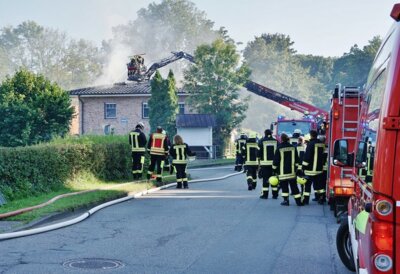 Foto zur Meldung: Feuer am 29. Juli: Schmalenseer Wehr hilft bei Dachstuhlbrand in Stocksee