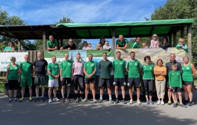 Die 14 Läuferinnen und Läufer plus einer eingeschworenen Fangemeinde wurden mit dem Dissener Festwagen zum 18. Spreeauenlauf in die Spreeaue gebracht.