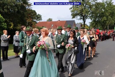 Der Königsthron um Martin Horst nimmt die Festparade ab. (Bild vergrößern)