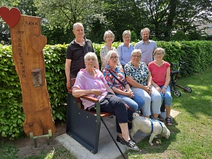 Gemeinsam zu reden oder gemeinsam zu schweigen - das ist dank einer Initiative der Hospizbewegung in Harsewinkel jetzt auf der "Bank der Begegnungen" möglich. © Hospizbewegung Harsewinkel (Bild vergr&ouml;&szlig;ern)