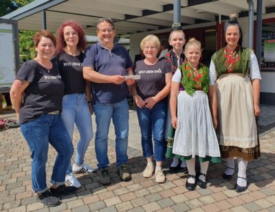 1000-Euro-Spende von Sonntagscafé