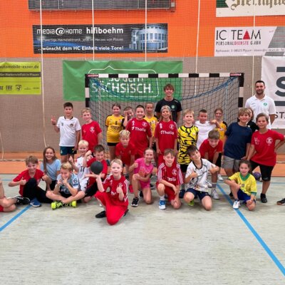 Foto zur Meldung: +++ Handballidole zum Anfassen +++