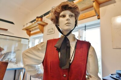 Mit stolzem Blick begrüßt die Flüchtlingsfrau im Museumsbunker Trappenkamp