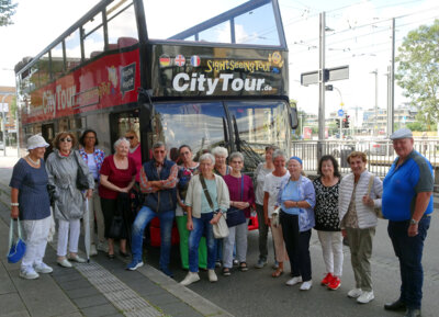 Die 15 Teilnehmer nach der besonderen Stadtführung vor dem Heilbronner Cabrio-Bus, rechts Axel Jänichen vom Bürgerbusverein