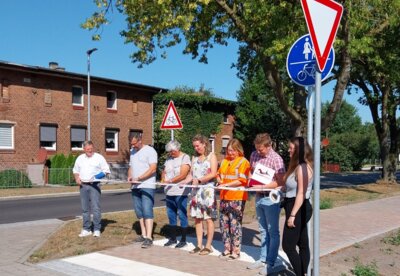 Akteure beim Durschneiden des Bandes - Radweg Dreetz. Foto: privat