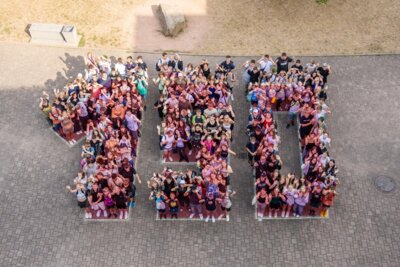 Die Schüler formieren sich zum großen Gruppenfoto