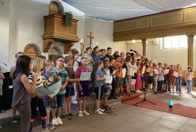 Die Jahrgänge 3 und 4 singen im Gottesdienst für die Erstklässler das Schullied.